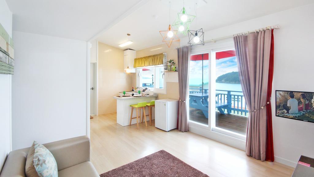Blue & White Pension Namhae Exterior foto
