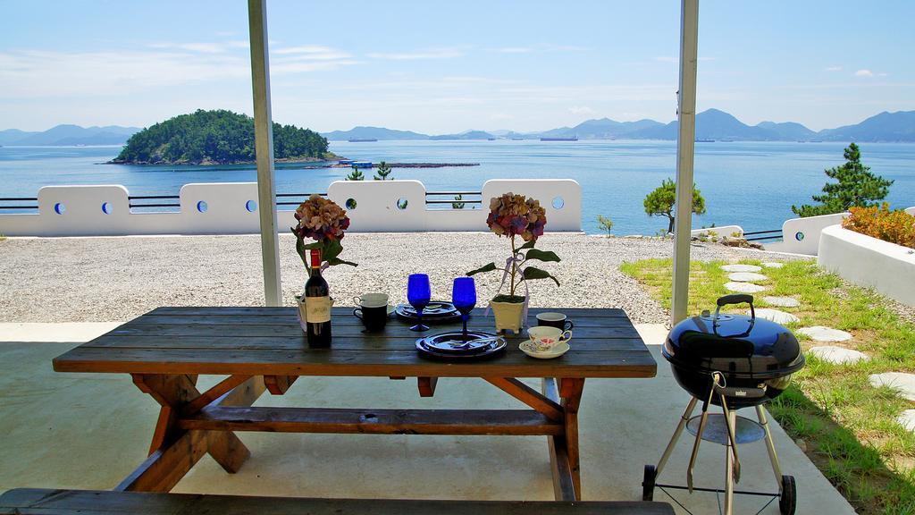 Blue & White Pension Namhae Exterior foto