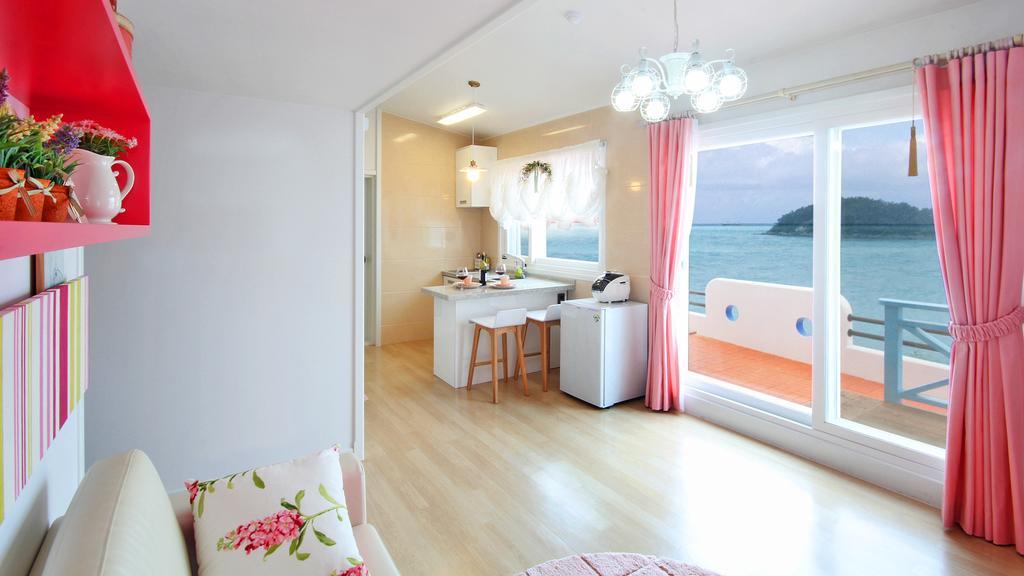 Blue & White Pension Namhae Exterior foto